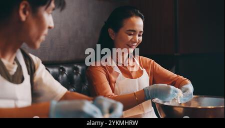 Kochen, Mann und Frau im Unterricht lernen für ein romantisches Date, verbinden sich und asiatisches Essen im Café. Paar, Rezept und Nudeln im Restaurant machen Stockfoto