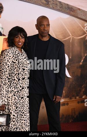 November 2024 Pauletta Washington und ihr Ehemann Denzel Washington nahmen am 18. November 2024 an der Premiere von Paramount Pictures Gladiator II in Los Angeles, Kalifornien, am TCL Chinese Theatre Teil. Foto: Barry King/Alamy Live News Stockfoto
