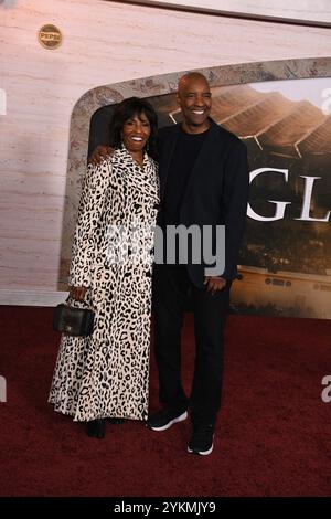 November 2024 Pauletta Washington und ihr Ehemann Denzel Washington nahmen am 18. November 2024 an der Premiere von Paramount Pictures Gladiator II in Los Angeles, Kalifornien, am TCL Chinese Theatre Teil. Foto: Barry King/Alamy Live News Stockfoto