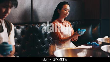 Kochen, Mann und Frau im Unterricht im Café mit romantischem Date, Verbundenheit und asiatischem Essen. Paare, lernen und Nudeln im Restaurant machen Stockfoto