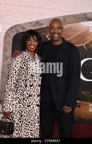 November 2024 Pauletta Washington und ihr Ehemann Denzel Washington nahmen am 18. November 2024 an der Premiere von Paramount Pictures Gladiator II in Los Angeles, Kalifornien, am TCL Chinese Theatre Teil. Foto: Barry King/Alamy Live News Stockfoto