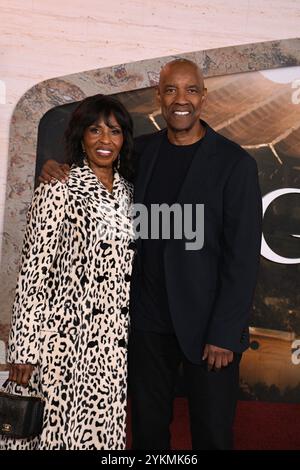 November 2024 Pauletta Washington und ihr Ehemann Denzel Washington nahmen am 18. November 2024 an der Premiere von Paramount Pictures Gladiator II in Los Angeles, Kalifornien, am TCL Chinese Theatre Teil. Foto: Barry King/Alamy Live News Stockfoto