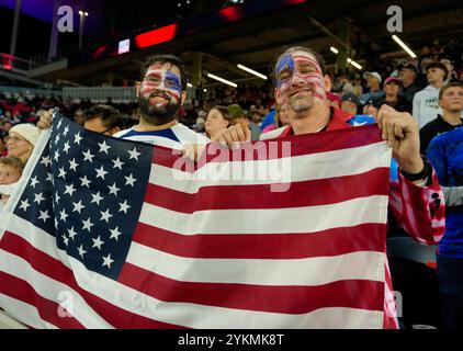 St. Louis, Missouri, USA. November 2024. Fans der Vereinigten Staaten während des zweiten Legs des CONCACAF-Viertelfinales zwischen der United States Men's National Team und Panama am 18. November 2024 in St. Louis, Missouri. Die Vereinigten Staaten gewannen das Spiel mit 4:2 und das Viertelfinale mit 5-2. (Kreditbild: © Scott Coleman/ZUMA Press Wire) NUR REDAKTIONELLE VERWENDUNG! Nicht für kommerzielle ZWECKE! Stockfoto