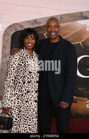 November 2024 Pauletta Washington und ihr Ehemann Denzel Washington nahmen am 18. November 2024 an der Premiere von Paramount Pictures Gladiator II in Los Angeles, Kalifornien, am TCL Chinese Theatre Teil. Foto: Barry King/Alamy Live News Stockfoto