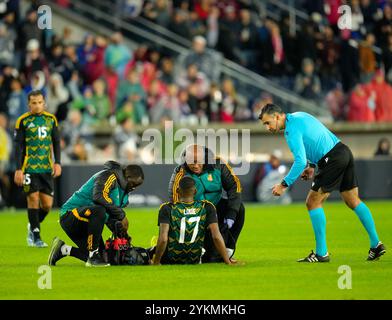 St. Louis, Missouri, USA. November 2024. Der Schiedsrichter Mario Escobar und die Trainer des Teams nehmen am 18. November 2024 in St. Louis (Missouri) an Jamaika-Verteidiger Damion Lowe (17) Teil, während der zweiten Etappe des CONCACACAF-Viertelfinales des Fußballspiels zwischen der United States Men's National Team und Panama. Die Vereinigten Staaten gewannen das Spiel mit 4:2 und das Viertelfinale mit 5-2. (Kreditbild: © Scott Coleman/ZUMA Press Wire) NUR REDAKTIONELLE VERWENDUNG! Nicht für kommerzielle ZWECKE! Stockfoto