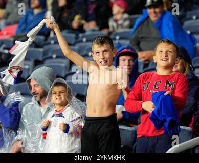 St. Louis, Missouri, USA. November 2024. Junge Fans der Vereinigten Staaten sahen das CONCACAF-Viertelfinalspiel zwischen der United States Men's National Team und Panama am 18. November 2024 in St. Louis, Missouri. Die Vereinigten Staaten gewannen das Spiel mit 4:2 und das Viertelfinale mit 5-2. (Kreditbild: © Scott Coleman/ZUMA Press Wire) NUR REDAKTIONELLE VERWENDUNG! Nicht für kommerzielle ZWECKE! Stockfoto