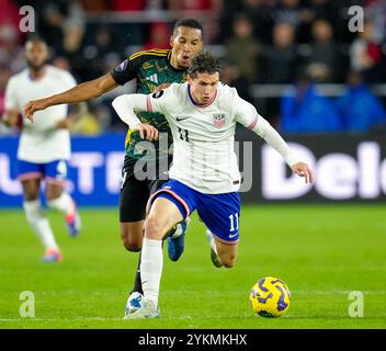 St. Louis, Missouri, USA. November 2024. Der US-amerikanische Mittelfeldspieler Brenden Aaronson (11) kämpft gegen den jamaikanischen Mittelfeldspieler Isaac Hayden (14) während des zweiten Legs des CONCACAF-Viertelfinales zwischen der United States Men's National Team und Panama am 18. November 2024 in St. Louis, Missouri. Die Vereinigten Staaten gewannen das Spiel mit 4:2 und das Viertelfinale mit 5-2. (Kreditbild: © Scott Coleman/ZUMA Press Wire) NUR REDAKTIONELLE VERWENDUNG! Nicht für kommerzielle ZWECKE! Stockfoto