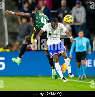 St. Louis, Missouri, USA. November 2024. Der US-Mittelfeldspieler Yunus Musah (6) bekämpft den Jamaika-Verteidiger Amari'i Bell (4) während des zweiten Legs des CONCACAF-Viertelfinales zwischen der United States Men's National Team und Panama am 18. November 2024 in St. Louis, Missouri. Die Vereinigten Staaten gewannen das Spiel mit 4:2 und das Viertelfinale mit 5-2. (Kreditbild: © Scott Coleman/ZUMA Press Wire) NUR REDAKTIONELLE VERWENDUNG! Nicht für kommerzielle ZWECKE! Stockfoto