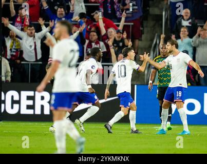 St. Louis, Missouri, USA. November 2024. US-Stürmer Christian Pulisic (10) feiert mit Mittelfeldspieler Tanner Tessmann (18) nach Pulisics zweitem Tor der Nacht beim CONCACAF-Viertelfinalspiel zwischen der United States Men's National Team und Panama am 18. November 2024 in St. Louis, Missouri. Die Vereinigten Staaten gewannen das Spiel mit 4:2 und das Viertelfinale mit 5-2. (Kreditbild: © Scott Coleman/ZUMA Press Wire) NUR REDAKTIONELLE VERWENDUNG! Nicht für kommerzielle ZWECKE! Stockfoto