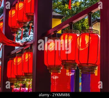 Bunte Rote Laternen Schatten Chinesische Mauer Juyongguan Peking China. Das nächste Tor zur Chinesischen Mauer zu Peking. Rot ist die verheißungsvollste Farbe in China. R Stockfoto