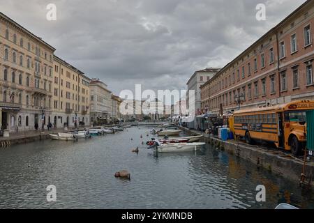 Triest, Italien; Oktober, 10, 2024: Der Canal Grande in Triest, Italien, mit einer Sammlung kleiner Boote, die sanft auf dem Wasser schweben. Stockfoto