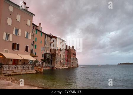 Rovinj, Istrien, Kroatien;oktober,10,2024: Rovinj, eine historische Stadt in Istrien, Kroatien, während die Sonne über der Adria untergeht. Stockfoto