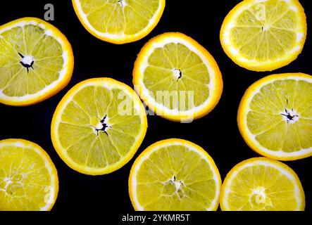 Abstrakte Orange auf schwarzem Hintergrund (als Hintergrund oder Hintergrund). Stockfoto