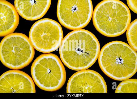 Abstrakte Orange auf schwarzem Hintergrund (als Hintergrund oder Hintergrund). Stockfoto