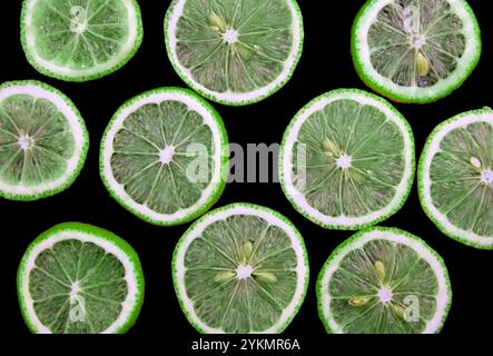 Abstrakte Kalk auf schwarzem Hintergrund (als Hintergrund oder Hintergrund). Stockfoto