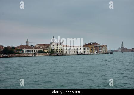 Venedig, Italien; Oktober, 17.2024: Typisch venezianische Architektur mit lebhaften Fassaden und Terrakottadächern, die sich im stillen Wasser eines Kanals spiegeln. Stockfoto