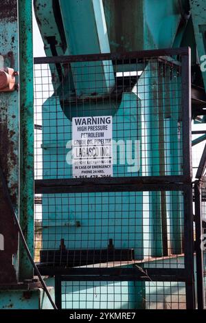 Warnschild Hochdruck-Rohölleitung an Kolbenkolbenpumpe in Wheatley, Ontario, Kanada Stockfoto