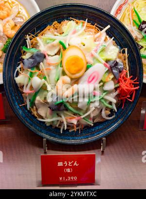 Authentische japanische Meeresfrüchte-Ramen mit Ei, Garnelen und Gemüse, serviert in einer Keramikschale Stockfoto