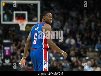 Sacramento, CA, USA. November 2024. Sacramento Kings Guard de'Aaron Fox (5) blickt am Montag, den 18. November 2024, während eines NBA-Spiels im Golden 1 Center auf den Platz. (Kreditbild: © Paul Kitagaki Jr./ZUMA Press Wire) NUR REDAKTIONELLE VERWENDUNG! Nicht für kommerzielle ZWECKE! Stockfoto