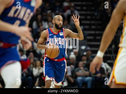 Sacramento, CA, USA. November 2024. Der Garant der Sacramento Kings, Jordan McLaughlin (3), bewegt den Ball während eines NBA-Spiels im Golden 1 Center am Montag, den 18. November 2024, auf dem Spielfeld nach unten. (Kreditbild: © Paul Kitagaki Jr./ZUMA Press Wire) NUR REDAKTIONELLE VERWENDUNG! Nicht für kommerzielle ZWECKE! Stockfoto