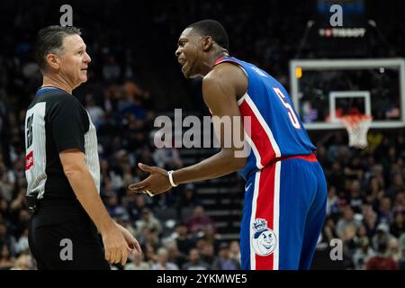 Sacramento, CA, USA. November 2024. Sacramento Kings Guard de’Aaron Fox (5) streitet mit offical während eines NBA-Spiels im Golden 1 Center am Montag, den 18. November 2024. (Kreditbild: © Paul Kitagaki Jr./ZUMA Press Wire) NUR REDAKTIONELLE VERWENDUNG! Nicht für kommerzielle ZWECKE! Stockfoto