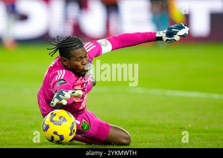 St. 18. November 2024. Jamaikas Torhüter Andre Blake (1) erreicht und verpasst einen Schuss, der während des zweiten Legs des CONCACAF-Viertelfinales zwischen der United States Men?s National Team und Panama am 18. November 2024 in St. Louis, Missouri, verfehlt. Die Vereinigten Staaten gewannen das Spiel mit 4:2 und das Viertelfinale mit 5-2. Quelle: dpa/Alamy Live News Stockfoto