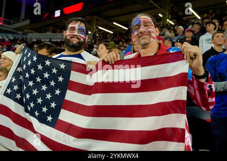 St. 18. November 2024. Fans der Vereinigten Staaten während des zweiten Teils des CONCACAF-Viertelfinales zwischen der United States Men?s National Team und Panama am 18. November 2024 in St. Louis, Missouri. Die Vereinigten Staaten gewannen das Spiel mit 4:2 und das Viertelfinale mit 5-2. Quelle: dpa/Alamy Live News Stockfoto