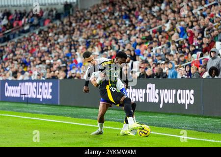 St. 18. November 2024. Jamaika-Stürmer Renaldo Cephas (20) kämpft gegen den US-Verteidiger Antonee Robinson (5) während des zweiten Legs des CONCACAF-Viertelfinales zwischen der United States Men?s National Team und Panama am 18. November 2024 in St. Louis, Missouri. Die Vereinigten Staaten gewannen das Spiel mit 4:2 und das Viertelfinale mit 5-2. Quelle: dpa/Alamy Live News Stockfoto