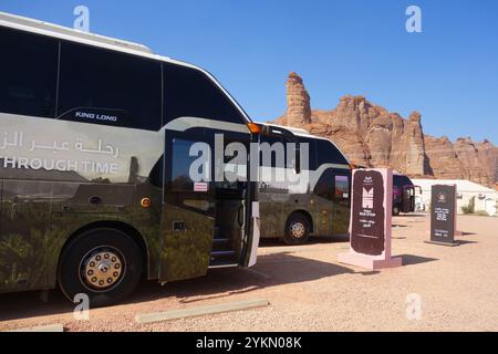 Tourbusse am Winterpark Parkplatz, Hegra archäologische Stätte (al-Hijr / Madā ͐ in Ṣāliḥ), in der Wüste nahe Al Ula, Saudi-Arabien. Kein PR oder MR Stockfoto