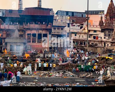 Menschenmassen versammeln sich um traditionelle Trauerhaufen am heiligen Manikarnika Ghetto am ganges Stockfoto