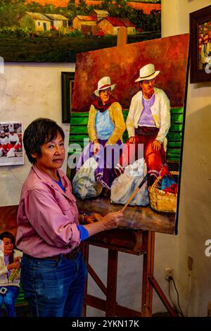 Eine Künstlerin hält einen Pinsel und ein Palettenmesser und malt ein farbenfrohes Porträt von Menschen, die auf einer Bank mit Taschen und einem Hahn sitzen Stockfoto