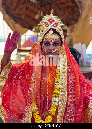 Atemberaubende indische Braut in einem roten Braut Saree mit exquisitem Schmuck und Henna gekleidet, die die Kamera segnet Stockfoto