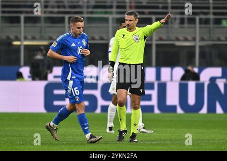 Davide Frattesi (ITA) und Schiedsrichter Slavko Vinčić (SVN) beim Spiel zwischen Italien und Frankreich im San Siro Stadion Stockfoto