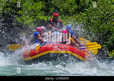 Das Bild von River Rafting im Kali River wurde in Dandeli, Karnataka, Indien, aufgenommen. Stockfoto