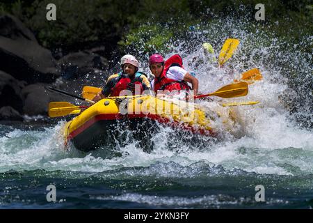 Das Bild von River Rafting im Kali River wurde in Dandeli, Karnataka, Indien, aufgenommen. Stockfoto