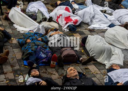 Brighton, Großbritannien, 19. November 2023. Einige Menschen liegen auf einer Straße im Stadtzentrum von Brighton, um die massiven und anhaltenden Verluste an Menschenleben im Gazastreifen hervorzuheben und zu trauern, während Israels unaufhörliche und heftige Bombardierung der palästinensischen Enklave durch Israel erfolgt. Die Mahnwache war Teil eines Protestes, der Israels heftigen Angriff auf Gaza nach der Hamas-Operation am 7. Oktober in Israel verurteilte und zu einem Waffenstillstand aufrief. Mehrere Proteste, die ein Ende der israelischen Militäroperation im Gazastreifen forderten, haben sich in Großbritannien zum sechsten Mal in Folge fortgesetzt Stockfoto