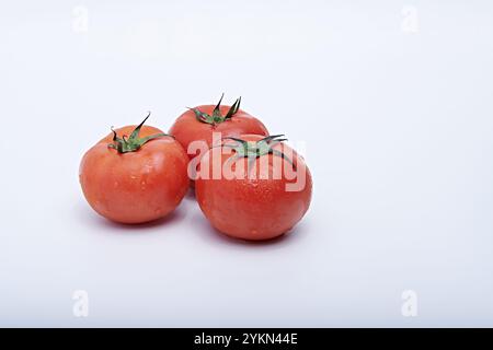 Gesunde Gemüsetomaten fotografiert auf weißem Hintergrund und Basis Stockfoto