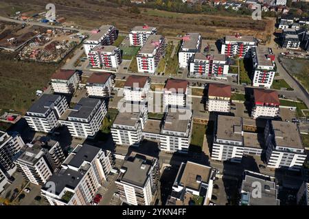 Luftaufnahme eines großen städtischen Wohngebietes mit zahlreichen Hochhäusern von Apartmenthäusern von Drohne Stockfoto