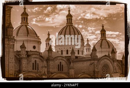 Sepia getönter Blick auf die Kuppeln der neuen Kathedrale von cuenca, ecuador, ein atemberaubendes Beispiel für gotische Wiedergeburt und Renaissance-Architektur Stockfoto