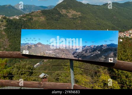 Panoramafoto mit dem Gebiet vom Aussichtspunkt in Andagna Dorf, Ligurien, Italien Stockfoto