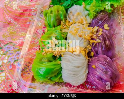 Thailändische gedämpfte Schweineknödel oder Khao Griep pag More. Hergestellt aus Reismehl, verpackt mit verschiedenen Füllungsarten. Stockfoto