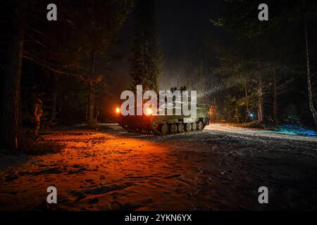 Soldaten der britischen Armee nehmen an der Ausbildung mit dem neuen Archer Mobile Haubitzer Gun der britischen Armee bei Rovaniemi am Polarkreis Teil. Bilddatum: Dienstag, 19. November 2024. Stockfoto