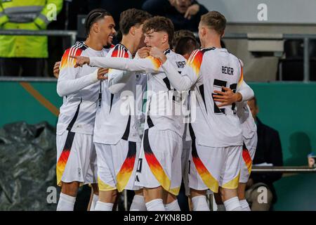 Aachen, Deutschland. November 2024. firo: 15.11.2024, Fußball, Fußball, DFB-Nationalmannschaft, U21-Länderspiel Männer, Männer, Freundschaftsspiel, Deutschland gegen DEN, Dänemark, die deutsche U21-Nationalmannschaft feiert nach dem Tor zum 1:0, Juebltraube, Jubilation, Torjubel, Torschutz, Quelle: dpa/Alamy Live News Stockfoto