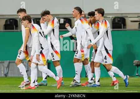 Aachen, Deutschland. November 2024. firo: 15.11.2024, Fußball, Fußball, DFB-Nationalmannschaft, U21-Länderspiel Männer, Männer, Freundschaftsspiel, Deutschland gegen DEN, Dänemark, die deutsche U21-Nationalmannschaft feiert nach dem Ziel, es 1:0, Jubilation, Torjubel, Torschutz, Credit: dpa/Alamy Live News Stockfoto