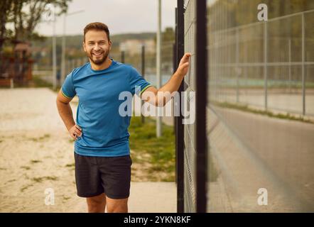 Ein junger Mann in Sportbekleidung steht im Stadion, Nahaufnahme Stockfoto