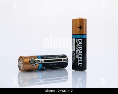 AA-Batterien LR6 1,5 V Duracell Alkaline Ultra Power mit Powercheck-Technologie isoliert auf weißem Hintergrund mit Reflexion Stockfoto