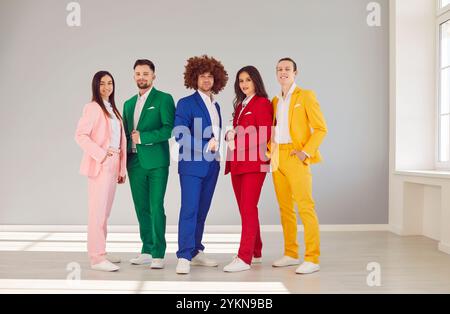 Lächelnde Und Vielfältige Gruppe Junger Geschäftsleute Stockfoto