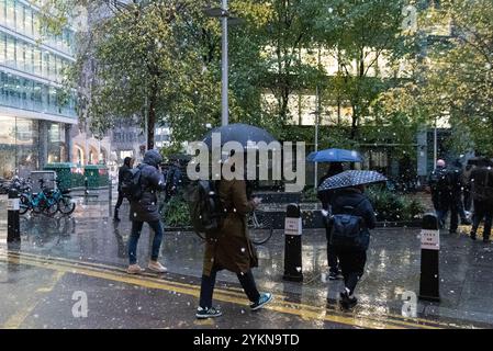 Fenchurch Street Station, Fenchurch Place, City of London, Großbritannien. November 2024. Pendler, die den Bahnhof Fenchurch Street verlassen, sehen sich dem Schnee gegenüber, und das ist der kälteste Tag des Winterbeginns 2024 Stockfoto