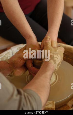 Die Kunst der Töpferei: Hände in Harmonie Stockfoto