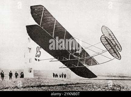 Wilbur Wrights Doppeldecker im Flug, 1908. Wilbur Wright, 1867–1912. Pionier der amerikanischen Luftfahrt. Aus Wings of war, veröffentlicht 1942. Stockfoto